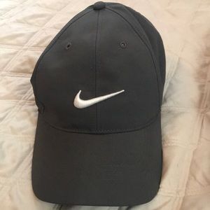 Barely worn grey nike golf hat!!